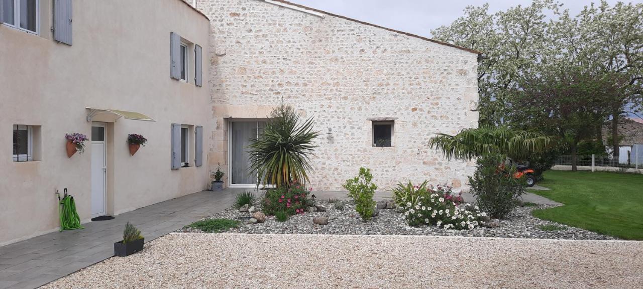 Gite 4 Personnes Avec Piscine Entre Saintes Et Royan Balanzac Exteriér fotografie